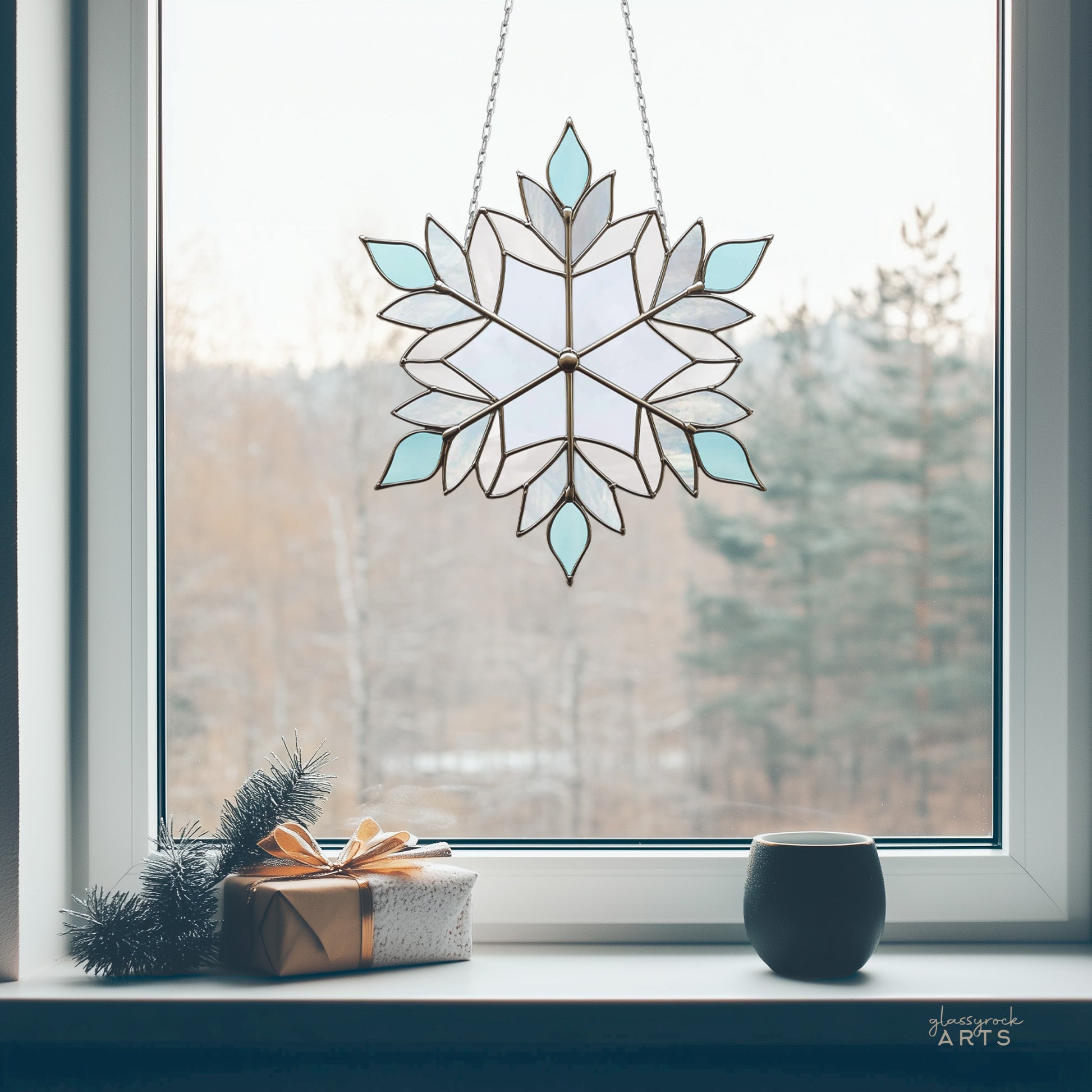 A picture of a beautiful snowflake stained glass pattern from GlassyRock Arts.