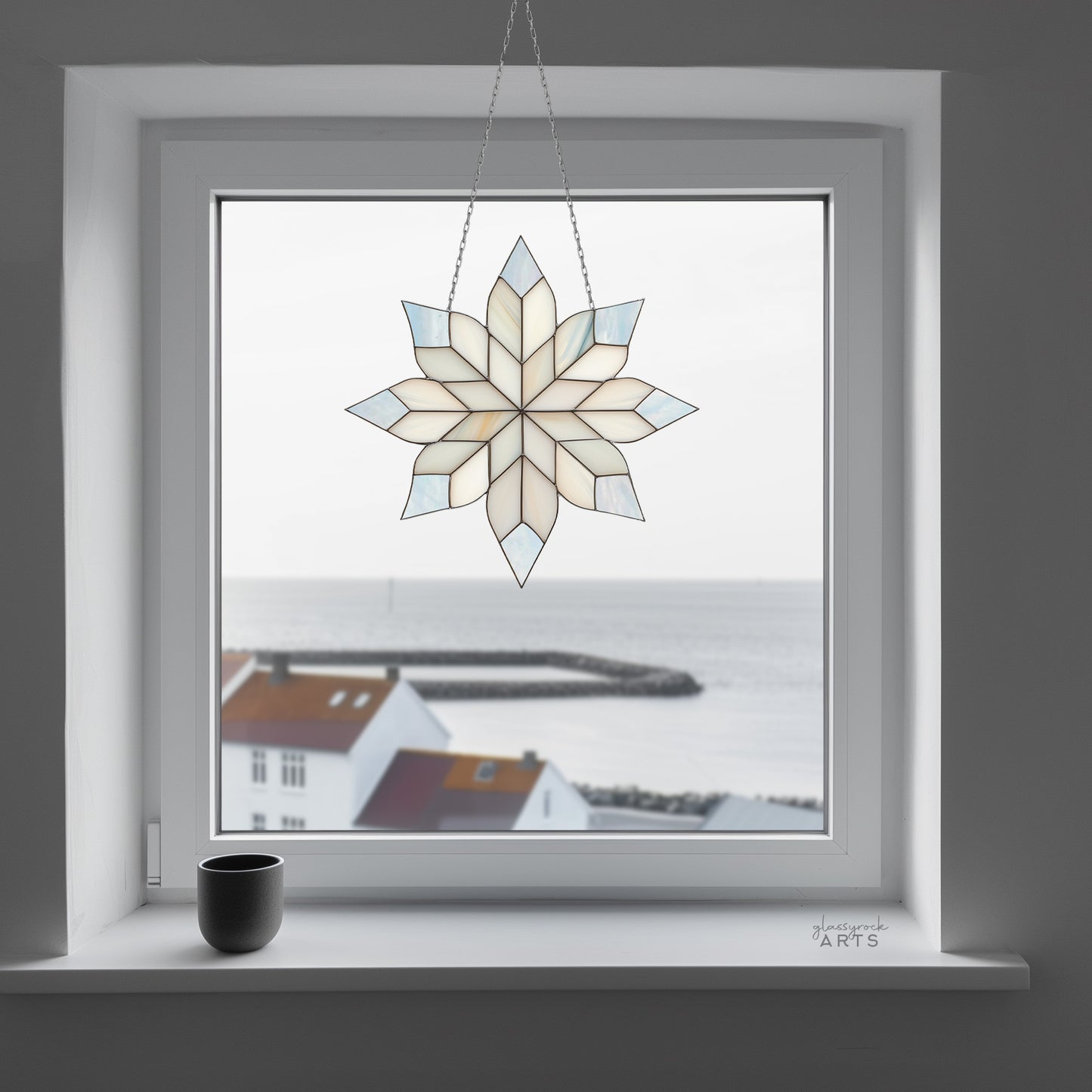 A picture of a lovely snowflake stained glass pattern from GlassyRock Arts.